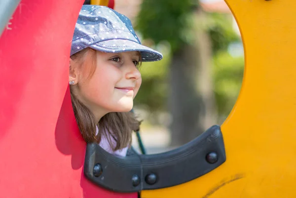 Criança Sorridente Feliz Pequena Casa Parque Infantil — Fotografia de Stock