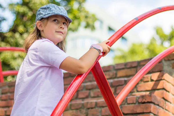 Niña con sombrero sube las escaleras de ladrillo —  Fotos de Stock