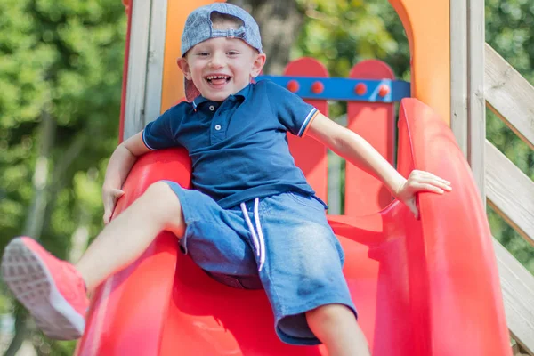 Criança Brinca Divertindo Slide Parque Infantil — Fotografia de Stock