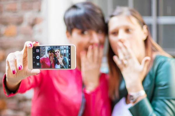 Retrato de una hermosa joven haciendo selfie en la ciudad ingenio —  Fotos de Stock