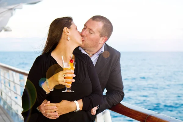 Pareja disfrutando de unas vacaciones en crucero — Foto de Stock