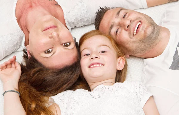 幸福的家庭，与躺在床上的孩子 — 图库照片