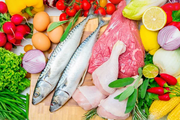 Concept de régime méditerranéen avec poisson, viande et légumes — Photo