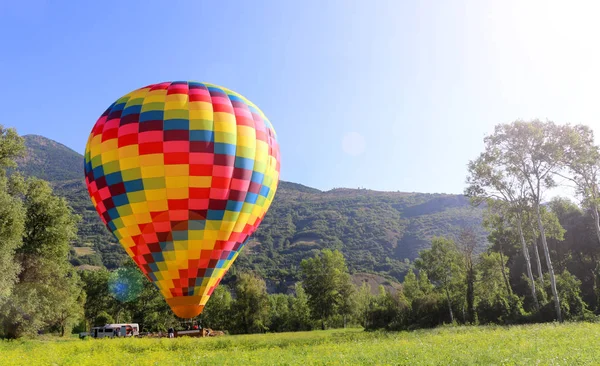 Hete luchtballon tegen blauwe hemel — Stockfoto