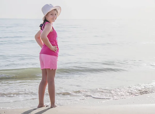 Happy child on the shore look at camera . Summer vacation concep — Stock Photo, Image