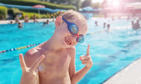 Lycklig ung pojke vid poolen — Stockfoto