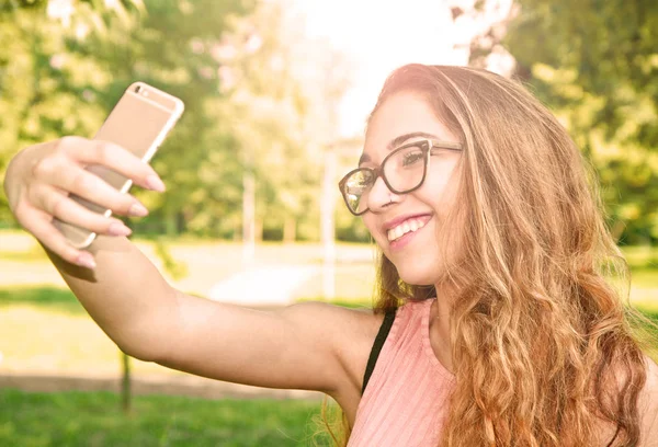 Portrait extérieur de belle fille prenant un selfie avec p mobile — Photo