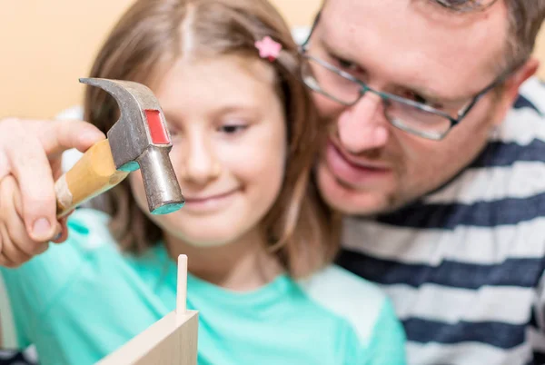 Père et fils sont construisent les meubles à la maison — Photo