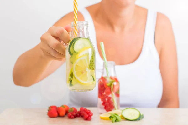 Detoxikační ovocná voda. Osvěžující letní domácí koktejl — Stock fotografie