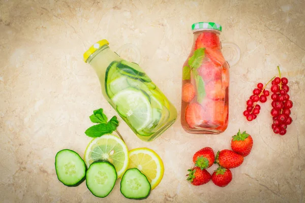 Desintoxicação de frutas água infundida. Refrescante cocktail caseiro de verão — Fotografia de Stock