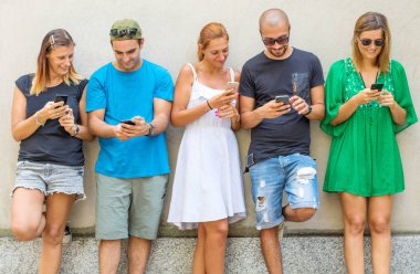 Akıllı cep telefonları izlerken arkadaş grubu - Millennials gen