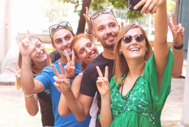 arkadaş grubu selfie yapıyor