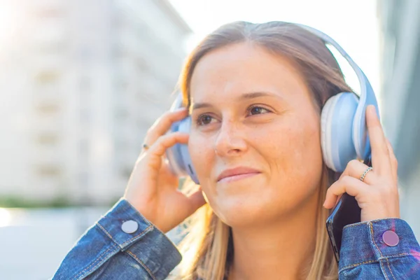 Young smiling woman is listen music with headphone — Stock Photo, Image