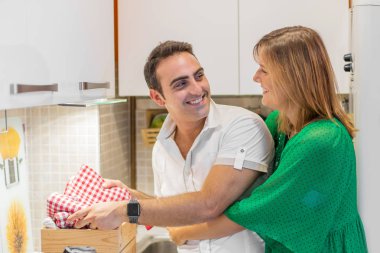 Mutfakta güzel Çift