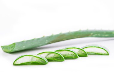 Dilim Aloe Vera cilt bakımı için çok yararlı bir bitkisel ilaç ve 
