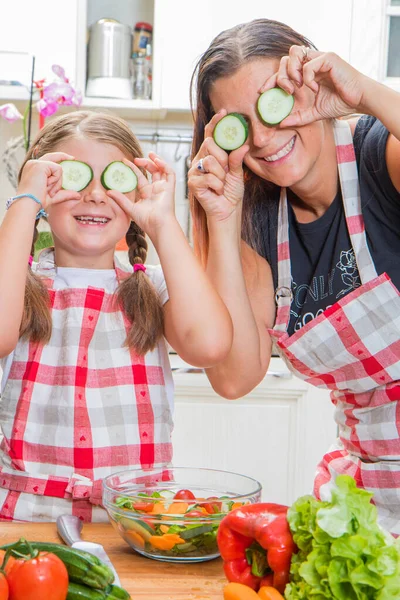 Mum and daughter are cooking together at home — Stock Photo, Image