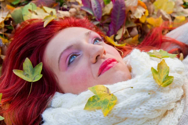 Happy young woman in park on sunny autumn day. — Stock Photo, Image