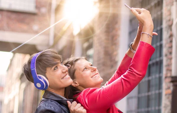 Des amis qui font du selfie. Deux belles femmes faisant selfie — Photo