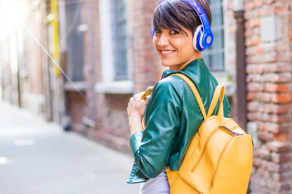 Smiling woman is listen music with headphone — Stock Photo, Image