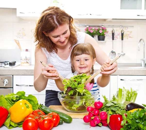 Madre e hija cocinando la cena en la cocina — Foto de Stock