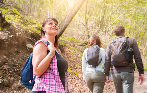 Groupe d'amis sont en randonnée dans la forêt — Photo