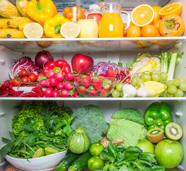 Réfrigérateur plein coloré avec fruits et légumes — Photo