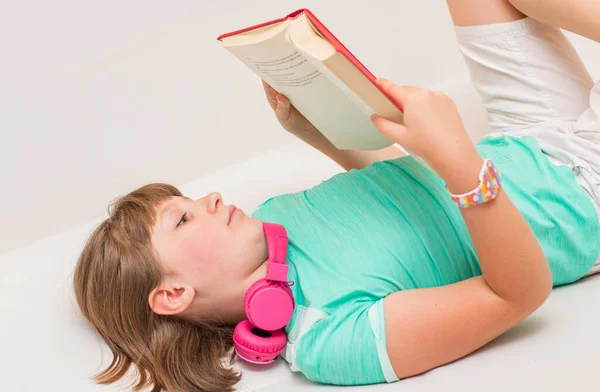 Jeune Fille Enfant Lit Livre Sur Canapé Maison — Photo