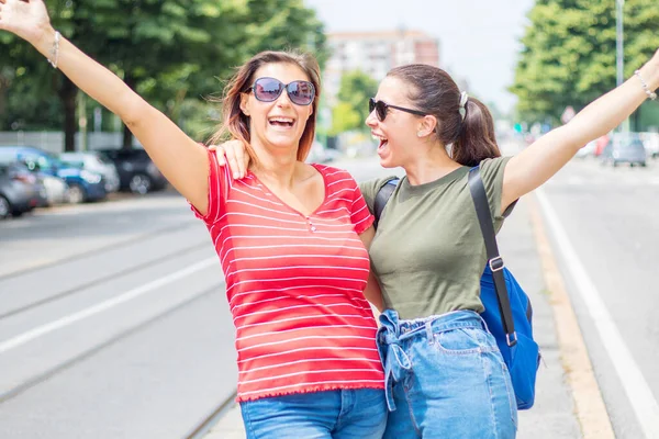 Retrato Dos Jóvenes Hermosas Chicas Lesbianas Sonrientes Día Verano Con — Foto de Stock