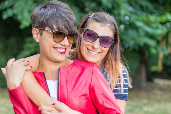 Retrato Dos Jóvenes Hermosas Chicas Lesbianas Sonrientes Abrazándose Día Verano — Foto de Stock