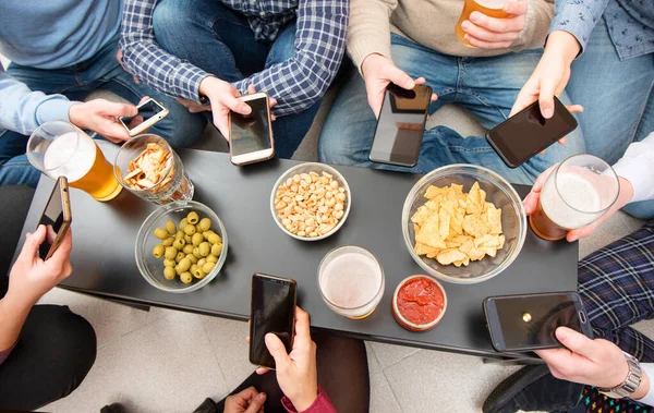 Group Firends Looking Smartphone Taking Aperitif Beer Snack Home — Stock Photo, Image