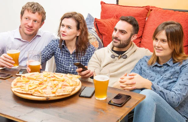 Group Friends Drinking Beer Eating Pizza Talking Smiling While Resting — Stock Photo, Image