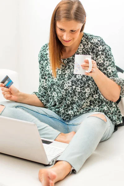 Pretty Womandoing Online Shopping Her Home Living Room — Stock Photo, Image