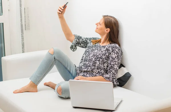 Smiling Woman Taking Selfie Sofa Home — Stock Photo, Image