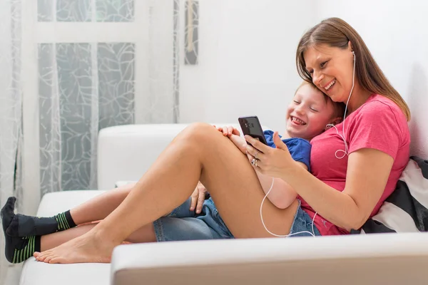 Una Madre Encantadora Hijo Escuchan Musicar Sofá —  Fotos de Stock