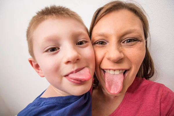 Une Mère Son Fils Prenant Selfie Maison — Photo
