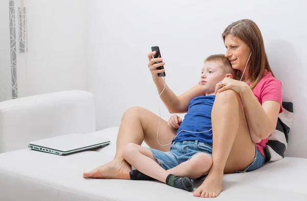 Uma Linda Mãe Seu Filho Ouvir Musing Sofá — Fotografia de Stock