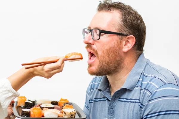 Homme Mangeant Saumon Nagiri Avec Des Baguettes — Photo