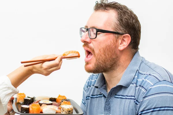 Uomo Che Mangia Salmone Nagiri Con Bacchette — Foto Stock