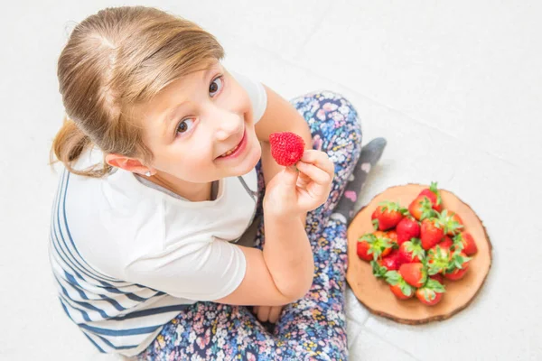 Criança Feliz Está Comendo Morango Fresco — Fotografia de Stock