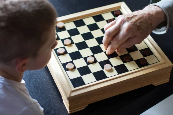 Criança Pequena Joga Xadrez Com Seu Grandfathe — Fotografia de Stock