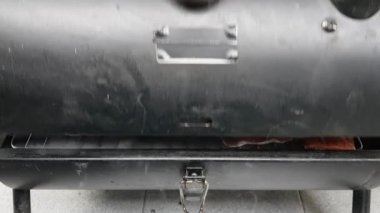 Barbeküde füme somon balığı filetosu.