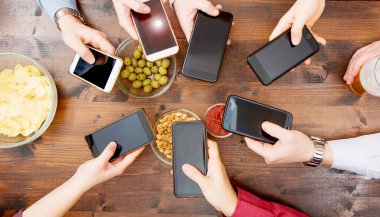 Kafede telefon kullanarak üst görünüm eller çemberi