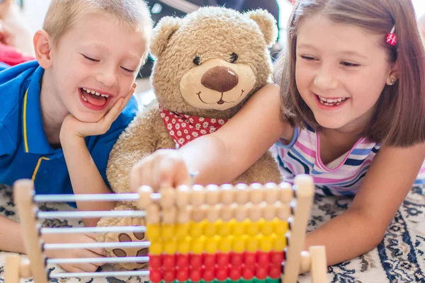 Tersenyum Anak Anak Menghitung Dengan Bantuan Sempoa Berwarna Sekolah — Stok Foto