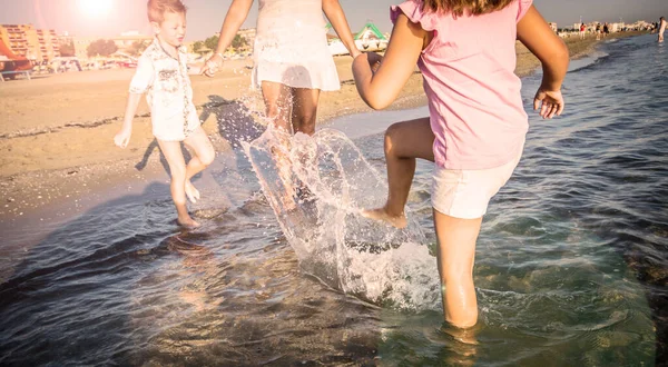 Happy Family Play Wave Sea — Stock Photo, Image