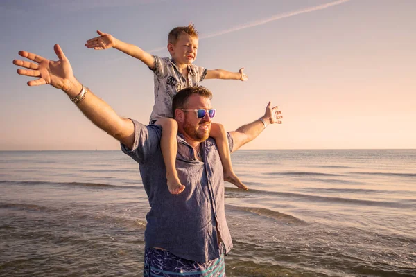 快乐的父亲和儿子在夏日的日落时在海滩上度过了美好的家庭时光 生活方式 快乐的概念 — 图库照片
