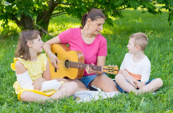 Mama Dwójką Dzieci Grają Gitarze Parku Relaks Koncepcja Życia Zewnątrz — Zdjęcie stockowe