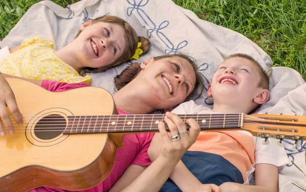 Mãe Com Seus Dois Filhos Tocar Guitarra Parque Relaxe Conceito — Fotografia de Stock