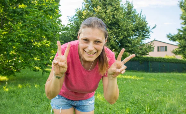 Happy Woman Doing Victory Sign Park — Stock Photo, Image