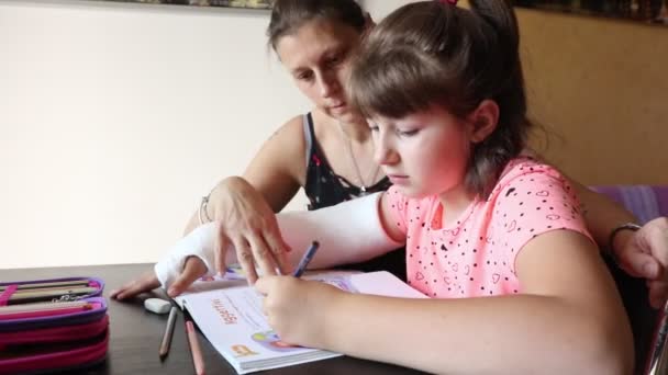 Mãe Ajuda Sua Filha Com Lição Casa — Vídeo de Stock