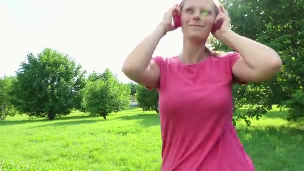 Piękna Kobieta Słuchać Muzyki Tańczyć Parku — Wideo stockowe